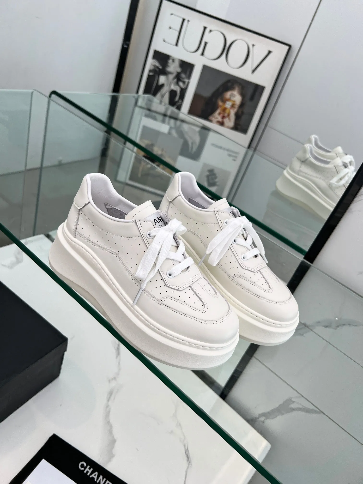 👟👟Ex-factory price 540👟👟 Super popular Chanel Chanel 2024 new casual sports shoes and sneakers. Hard to find at the counter. Super beautiful color. Very versatile. Super comfortable. Full of small fragrance. Classic, durable and versatile. The upper is made of spliced materials, real cowhide, sheepskin lining, original pU+Tpa sole, good resilience. Wear light, white, white and black, white and yellow code number: 35-40